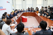 與, "내 임기에 청와대 단 한 건 부정·비리 없었다는 문재인 전 대통령, 퇴임한 지금까지 민주당과 함께 가짜뉴스 공동 제작에 열 올리고 있는 것인가"