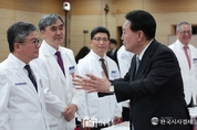 尹 大統領, 생명과 지역 살리는 필수의료혁신 전략회의 주재... "보건의료 체계 구조적 개혁 논의"