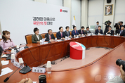 與, 끊임없이 나오는 전 정권 통계 조작 정황, "반드시 관련자 책임 물어야 할 것이다"