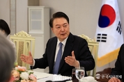 尹 大統領, "노사 문제 단순히 이해관계 달리하는 집단 간 문제 아니라, 이 사회 '지속가능성'이라는 큰 틀에서 논의되어야"