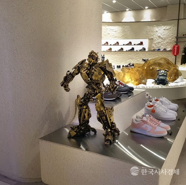 아웃오브스탁 롯데백화점 매장에 전시된 에릭송 메탈정크아트 작품