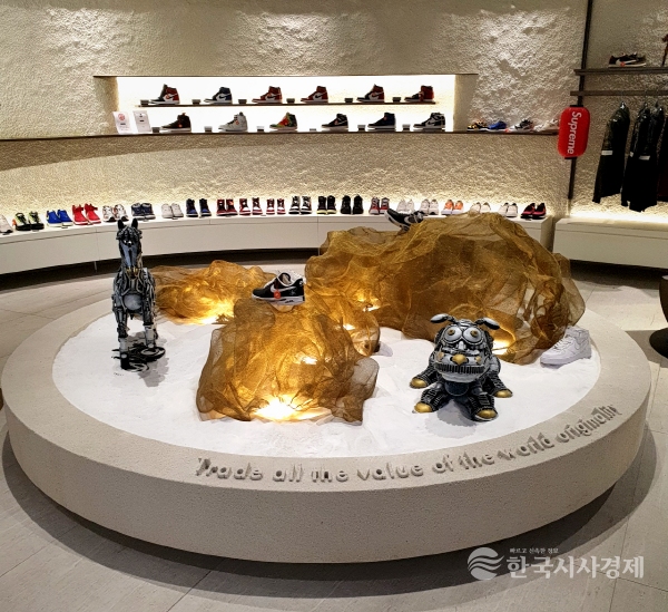 아웃오브스탁 롯데백화점 매장의 에릭송 메탈정크아트 작품