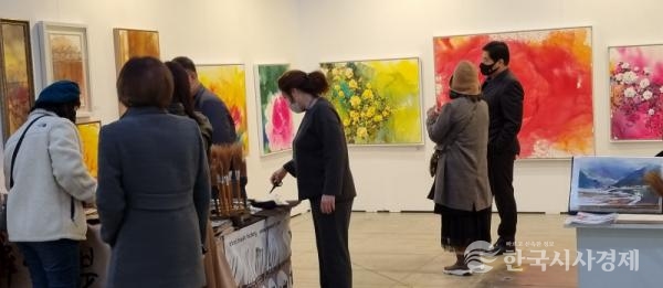 한천자 화백의 솔로 전시부스에는 세상에 없는 나만의 유니크한 특별제작 붓을 판매하는 작가와의 콜라보 전시까지 겸하고 있다.