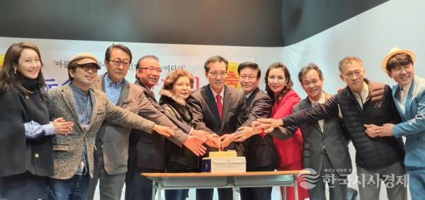 (사진 좌로부터) 이상은 탤런트(SBS), 강대영 (주)한국분장 대표, 김진욱 전. (주)한미약품 상무이사, 이왕신 한국창조예술문화총연합회 총재, 최지형 운성라이프 회장, 김태후 뉴스문화 대표(시인), 황경노 한국연예일보 발행인(닥터셀바이오 대표), 김종례 성신여대 뷰티융합대학원 겸임교수, 장정구 전.WBC 라이트급 챔피언, 조은호 장정구체육관 관장, 김작가 가수 겸 연기자