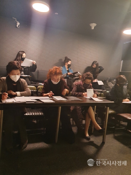 (아래) 이경숙교수, 채준자 교수, 장혜원 피아노학회 이사장 겸 Creativo Arte 대회장, 윤경미교수 (위) 김지나교수, 송민지교수, 김예슬교수