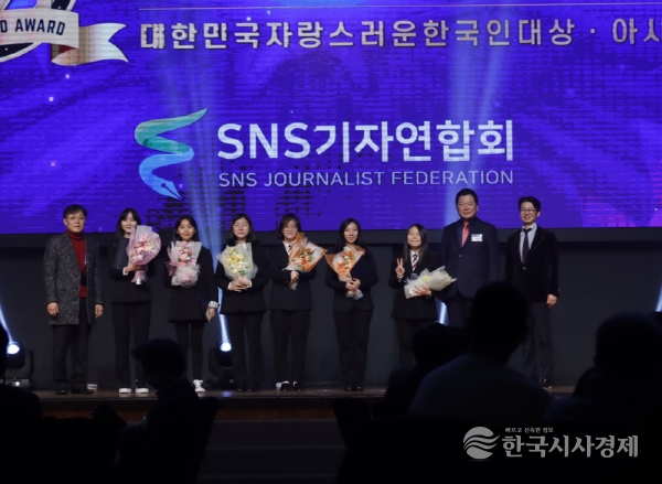 국제청소년문화교류연맹 심재환 대표(맨왼쪽), 아멕스지 최정무 CEO(오른쪽에서 두번째), SNS기자연합회 김용두 회장(맨오른쪽)과 수상한 학생들과 함께 무대에서 단체촬영을 했다 (사진제공=로이정 작가)