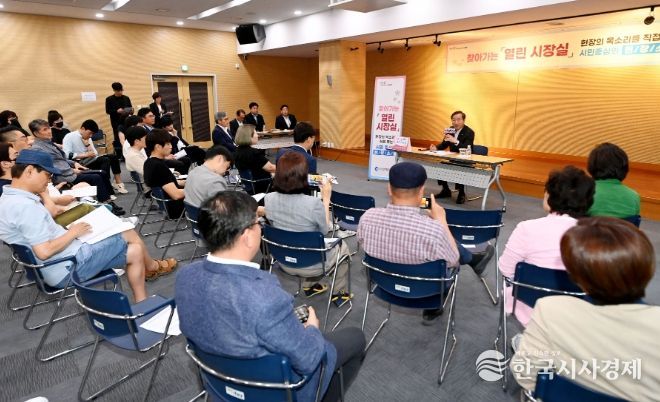 유정복 인천광역시장이 20일 송도 G타워에서 열린 '제8회 찾아가는 열린 시장실'에서 '인천타워 건립 사업'에 대한 온라인 열린 시장실 제안의견에 공식답변을 하고 있다.