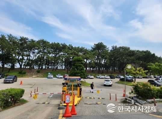 해운대구는 피서철 해운대해수욕장을 찾는 관 광객들을 위해 6~8월 해운대송림 임시공영주차장을 운영한다.