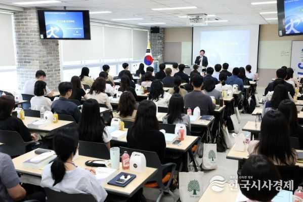 세종교육원 대강의실에서 최교진 교육감이 9급 신규 임용 예정 지방공무원 57명을 대상으로 특강을 진행하고 있다.