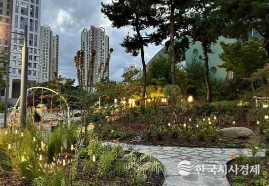 어진동 복합커뮤니티센터_츄팀_낙화유정원