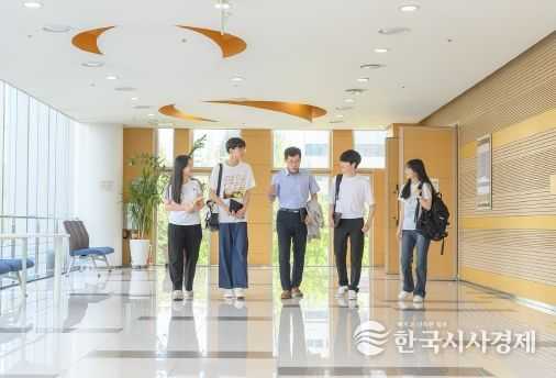 지역청소년들과 소통하고 있는 이기재 양천구청장