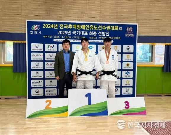 왼쪽 두번째 양정무 선수