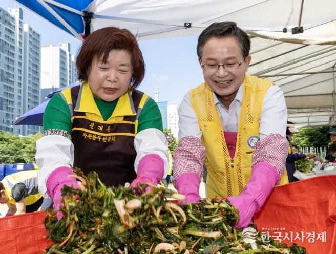 지난 5월 자원봉사연합회 열무김치 나눔 행사에서 김치를 담그고 있는 최호권 구청장