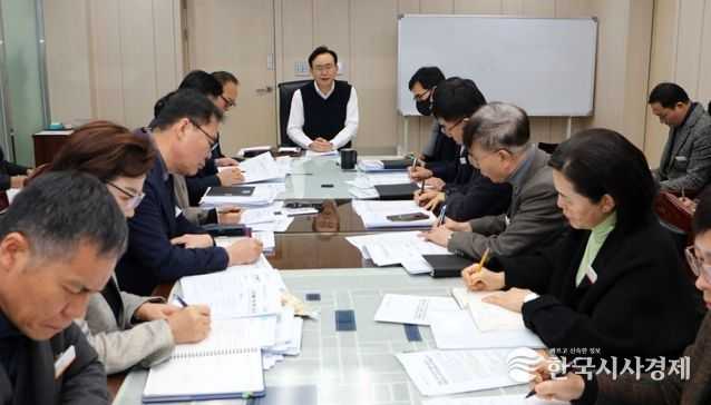 나주시가 18일 ‘나주시 수도급수 조례’, ‘나주시, 하수도 사용조례’ 개정 등 시의회와 공조를 통해 상하수도요금 인상을 2025년 6월 말까지 유예하기로 최종 결정했다. 윤병태 시장이 지난 16일 민생대책 긴급회의를 주재하고 있다. (사진제공-나주시)