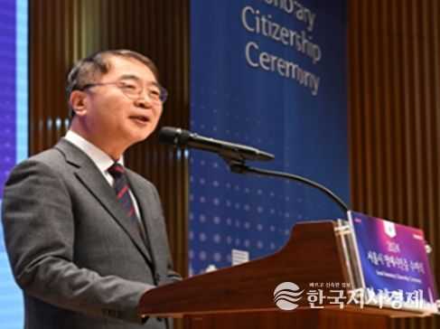 김상한 서울시 행정1부시장이 20일(금) 오전 서울시청 다목적홀에서 열린 서울시 명예시민증 수여식에서 축사를 하고 있다.