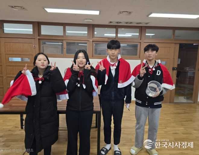 두루고 학생들이 기부금을 전달하는 모습 (아래) 학생들이 기부의 날과 아름다운 달리기 행사에 참여하는 모습