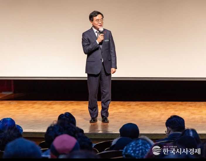 진교훈 서울 강서구청장이 ‘2025년 서울강서시니어클럽 노인일자리사업 참여자 통합교육’에 참석해 인사말을 하고 있다.