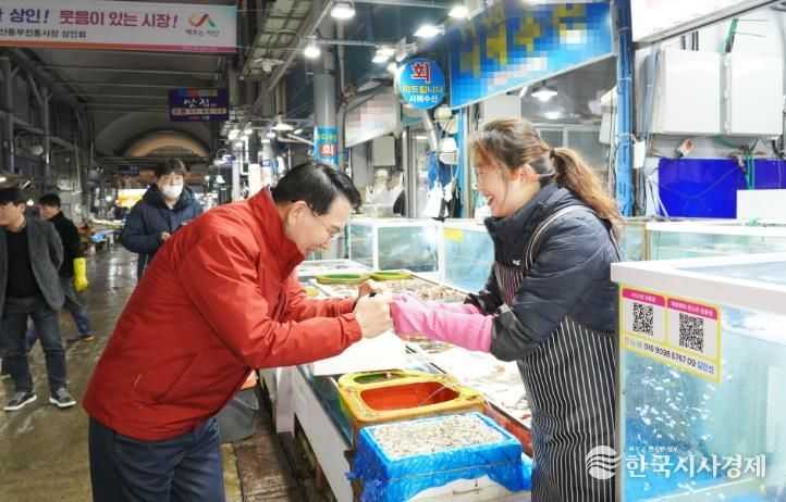이완섭 서산시장, 설 명절맞이 서산동부전통시장 방문