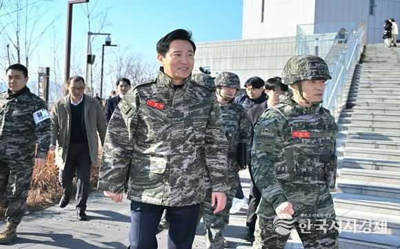 오세훈 서울시장이 24일(금) 애기봉평화생태공원조강전망대를 둘러보고 있다.