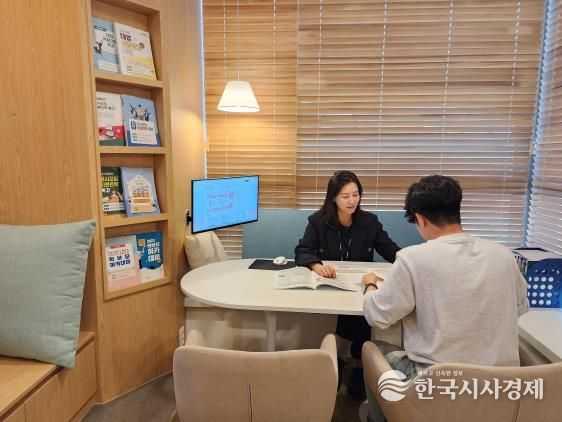 용산구청 2층에 마련한 전용 진학상담실에서 1대1 맞춤형 진학 컨설팅이 진행 중이다