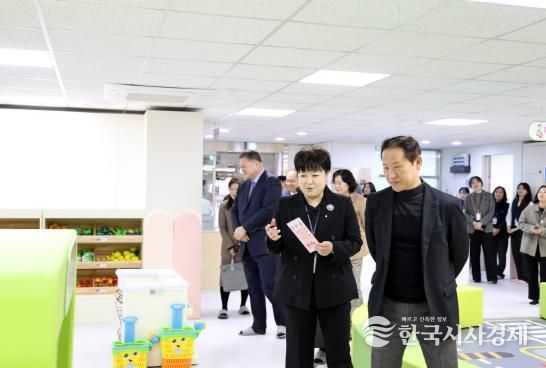 엄의식 구로구청장 권한대행이 시설 관계자 등과 시설 점검을 하고 있다.
