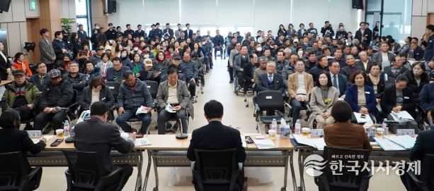 윤병태 나주시장이 지난 2월 5일 송월동, 반남면에서 시작해 27일 노안면, 문평면을 끝으로 2025년 읍면동 주민과의 대화를 마무리했다. 윤 시장이 문평면 주민들과 대화를 마무리하는 기념촬영을 하고 있다. (사진제공-나주시)