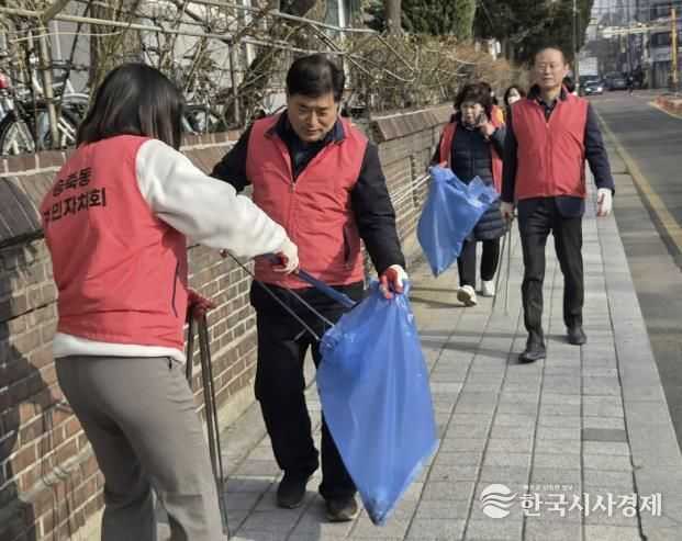수원시 장안구 송죽동 주민자치회, 봄맞이 거리 정화활동 나서