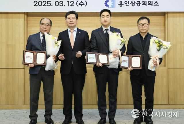 12일 용인상공회의소에서 이상일 시장(왼쪽 둘째)이 유공 표창을 받은 기업인들과 기념사진을 찍고 있다