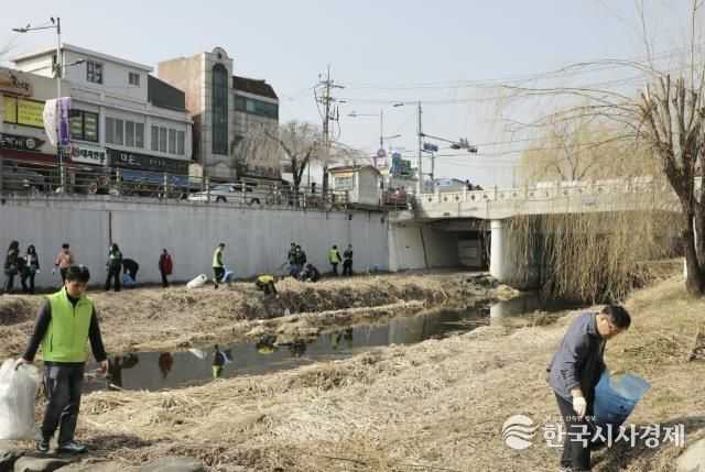 수원시 팔달구, 새봄맞이 수원천 대청소 실시