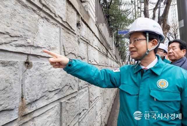 옹벽의 금을 확인하고 있는 최호권 영등포구청장