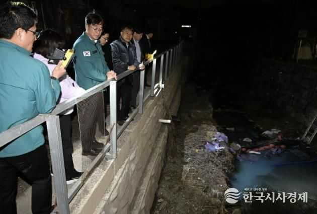 이민근 안산시장(왼쪽 세번째)이 안산천 상류 오염 물질 발생현장을 확인하고 신속히 수습하도록 지휘하고 있다.