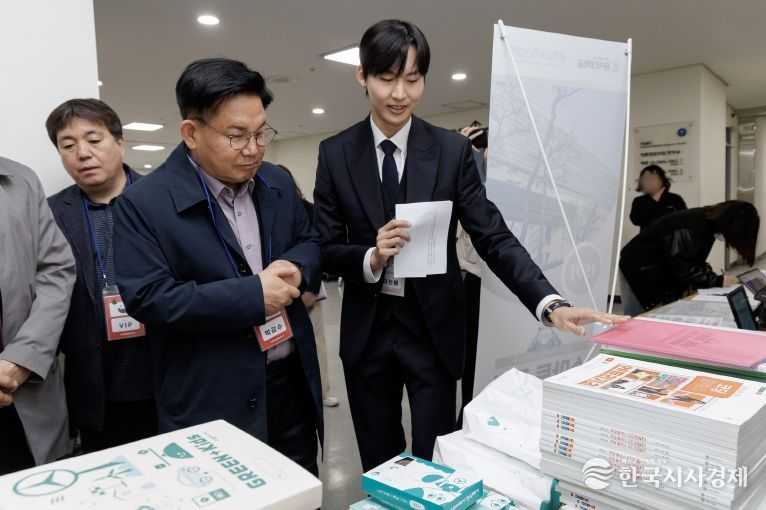 박강수 마포구청장이 2025년 상반기 스마트코딩아카데미 교재를 살펴보고 있다