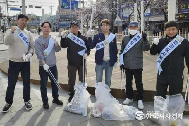 병점도시재생주민협의체 주민들이 9일 오전 병점광장에서 줍깅 활동을 마치고 기념촬영을 하고 있다.