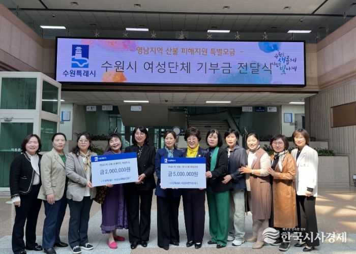 성금 전달 후 기념촬영을 하고 있다.