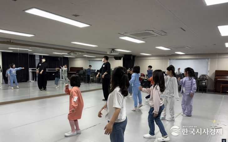 수강생들이 뮤지컬 수업의 첫 순서로 몸풀기, 스트레칭을 하고 있다.