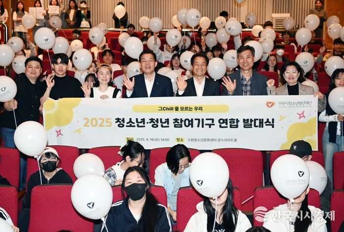 이재준 시장이 참석자들과 함께하고 있다.