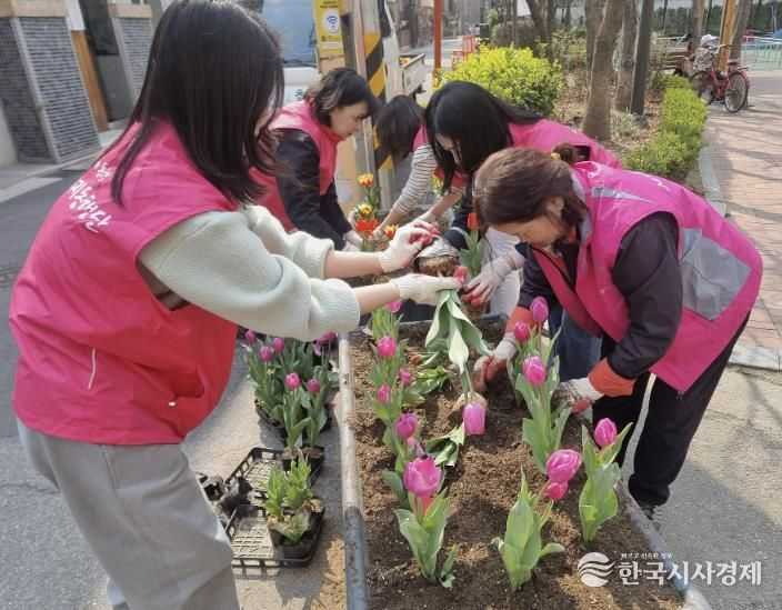 4월 2일 망원1동 직원들과 새마을부녀회, 실뿌리복지동행단이 꽃길을 조성하고 있다.