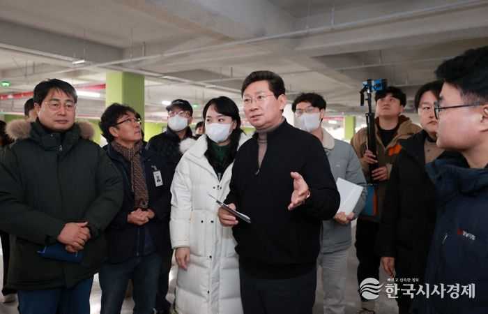 이상일 용인특례시장이 경남아너스빌디센트 건설 현장을 방문해 하자보수 상황을 살피고 있다.
