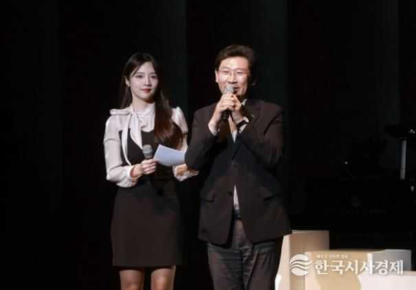 이상일 용인특례시장은 26일 용인포은아트홀에서 열린 ‘용인시립소년소녀합창단 제45회 정기연주회’에 참석해 합창단의 무대를 축하고 시민들과 함께 공연을 관람했다.
