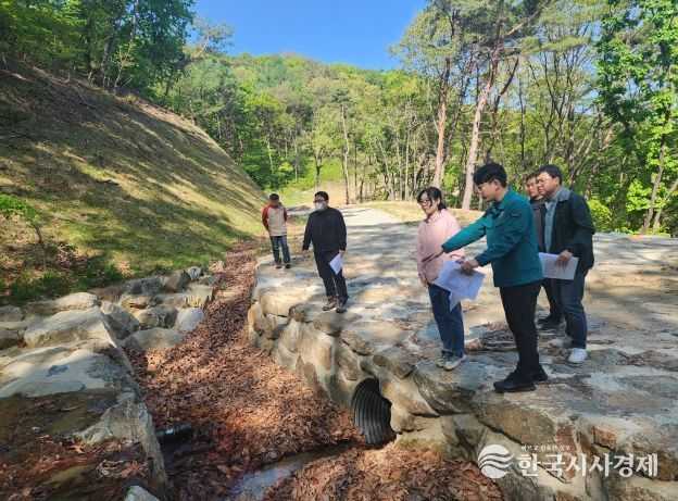 충청남도 아산시 배방읍에 있는 산불진화임도를 찾아 민·관 합동 점검을 28일 실시하고 있다.