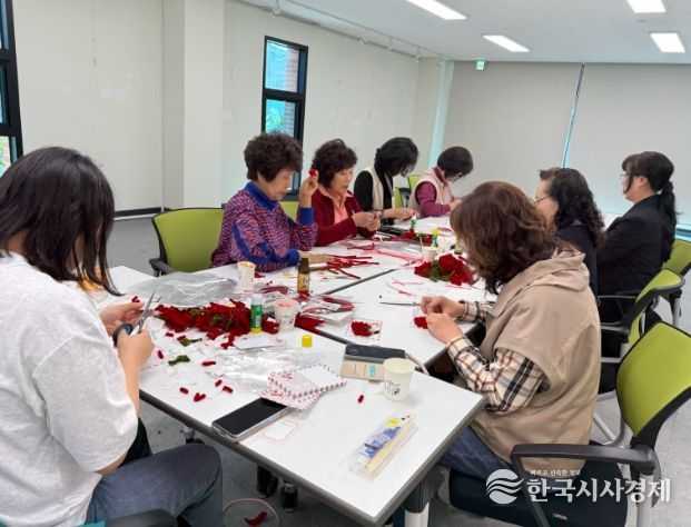 서천읍 지역사회보장협의체, 어버이날 맞아 ‘카네이션 액자 만들기’ 봉사활동