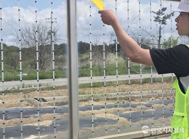 방음벽 '새 충돌 방지 스티커' 부착 완료