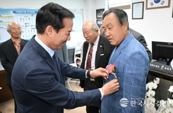 거창군, 제53회 어버이날 맞이 노인회 카네이션 전달