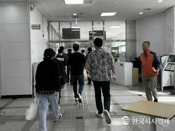 한뫼도서관 2025년 합동소방훈련에서 시민들이 대피하는 모습