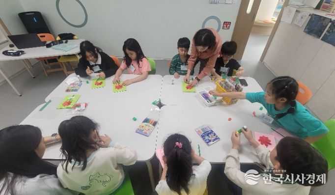 천안시가 다함께돌봄센터에서 아동 맞춤형 독서프로그램을 제공하고 있다.