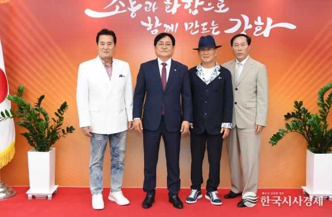 강화군, 홍보대사 위촉(왼쪽부터 가수 겸 배우 김성환, 박용철 강화군수, 가수 김정수, 가수 김부자 대리인)