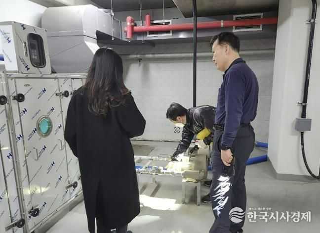 성남시 수정구 신흥2동 소재 아파트 건물에 있는 정화조 악취정화시설 점검 중