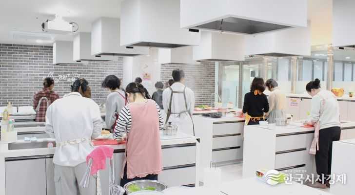 광명시 소하건강생활지원센터에서 영양교육 프로그램이 진행 중인 모습