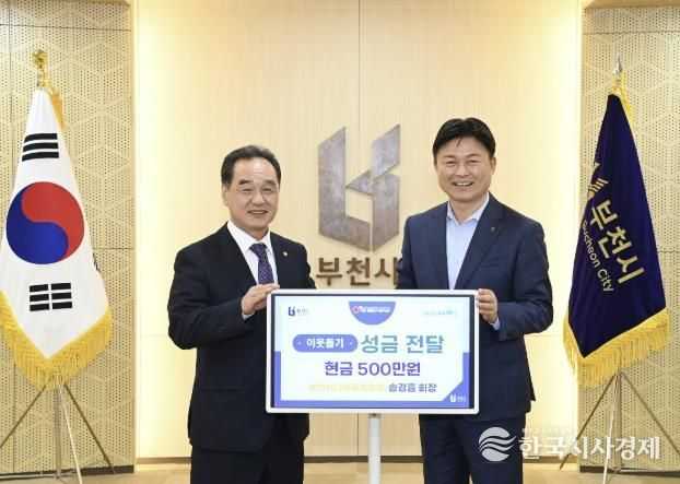 전달식 기념 촬영을 하는 송경흡 부천시니어골프협회장(왼쪽)과 조용익 부천시장