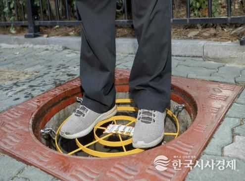 양천구, 맨홀 추락방지시설이 설치된 맨홀 모습